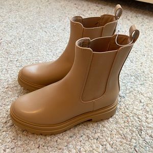 Nude/Tan Chelsea Boots